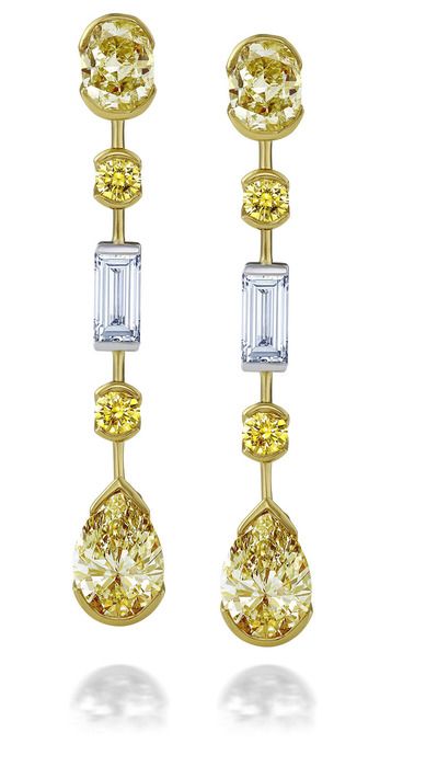 De Beers Swan Lake 花式車工黃鑽耳環,價格電洽。